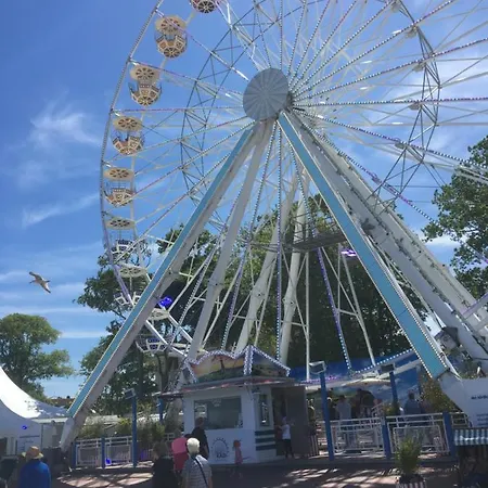 Ostseewind - In Der Strandstrasse-fuehrt Zur Seebruecke