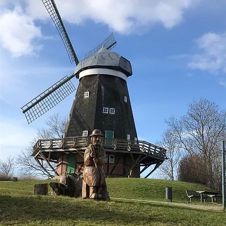 Ostseewind - In Der Strandstrasse-fuehrt Zur Seebruecke *