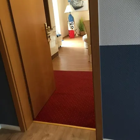 Ostseewind - In Der Strandstrasse-fuehrt Zur Seebruecke *