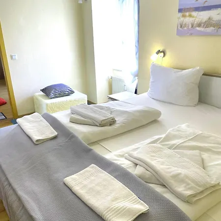 Ostseewind - In Der Strandstrasse-fuehrt Zur Seebruecke