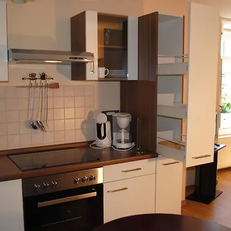 Ostseewind - In Der Strandstrasse-fuehrt Zur Seebruecke Kuehlungsborn