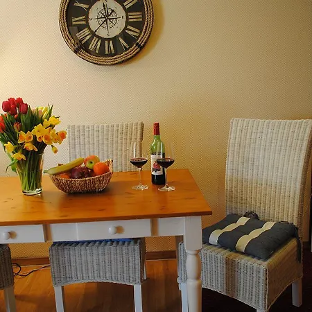 Ostseewind - In Der Strandstrasse-fuehrt Zur Seebruecke